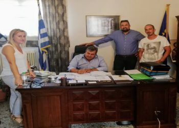 Βρίσκει χρόνο και για …υπογραφές