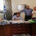 Βρίσκει χρόνο και για …υπογραφές
