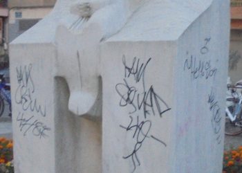 Έτσι τιμούμε τους νεκρούς μας στα Τρίκαλα;
