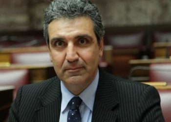 Μια αποχώρηση και μια παραίτηση που δείχνουν πολιτικές διεργασίες