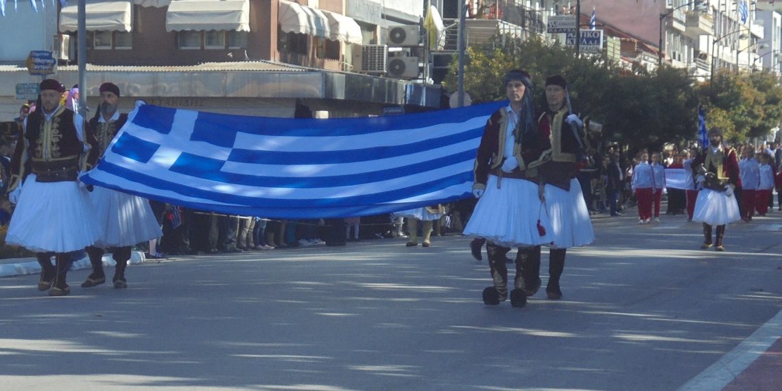 Με «σύμμαχο» τον καιρό η παρέλαση στα Τρίκαλα