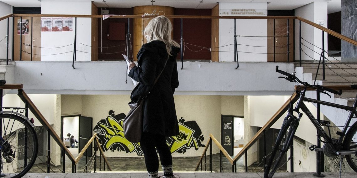 Η διακίνηση των ναρκωτικών γίνεται μέρα μεσημέρι στο εσωτερικό της Σχολής…