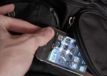 Χειροπέδες για κλοπή κινητού τηλεφώνου