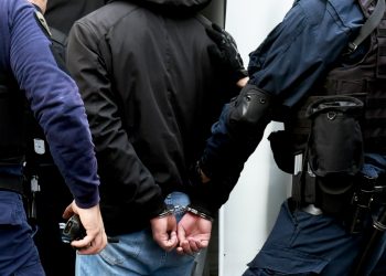 Συλλήψεις καταζητούμενων σε Λάρισα και Βόλο