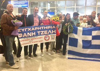 Ανθοδέσμες, αγκαλιές και πολλά χαμόγελα