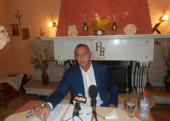 «Όποιος και όποια θέλει με ακολουθεί»….