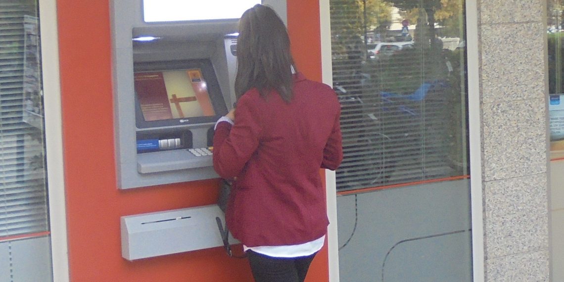 «Τράβηξαν» οι επιχειρήσεις «έσπρωξαν» τα νοικοκυριά χρήμα στις τράπεζες