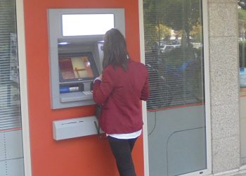 «Τράβηξαν» οι επιχειρήσεις «έσπρωξαν» τα νοικοκυριά χρήμα στις τράπεζες
