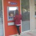 «Τράβηξαν» οι επιχειρήσεις «έσπρωξαν» τα νοικοκυριά χρήμα στις τράπεζες