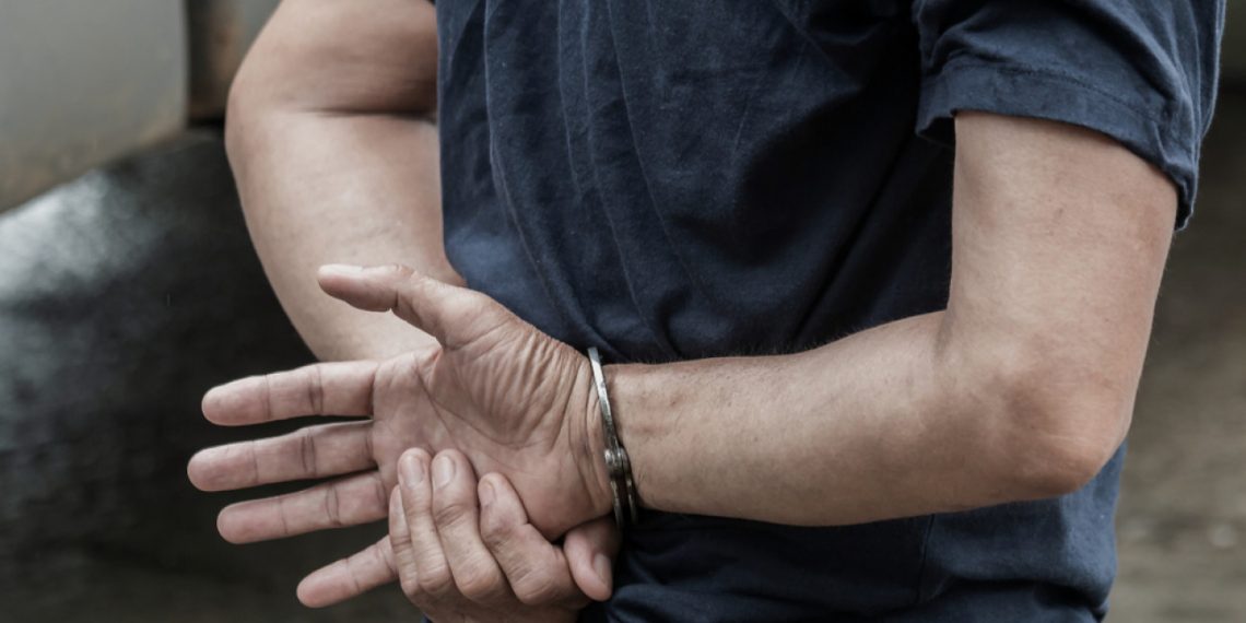 Χειροπέδες σε 46χρονο καταζητούμενο