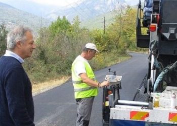 Ρίχνει …άσφαλτο και καθαρίζει ενόψει του χειμώνα