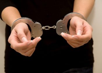 Χειροπέδες σε 42χρονη …θεριακλού