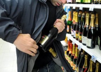 Μπήκε στο super market και βρέθηκε με …χειροπέδες