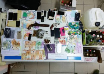 Με ένα σμπάρο δυο τρυγόνια