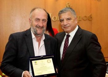 Επέστρεψε με …πλακέτα
