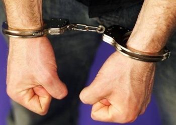 Χειροπέδες σε 28χρονο καταζητούμενο