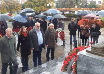 Με κρύο και …ομπρέλες η κατάθεση στεφάνων στα Τρίκαλα