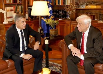 Ιδιοχείρως η πρόσκληση στον Πρόεδρο της Δημοκρατίας