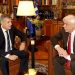 Ιδιοχείρως η πρόσκληση στον Πρόεδρο της Δημοκρατίας