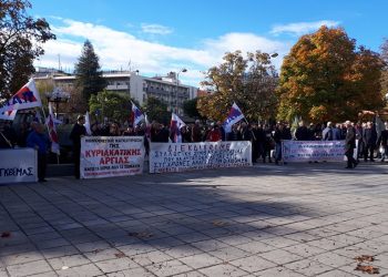 Έγινε «κόκκινη» η πλατεία των Τρικάλων