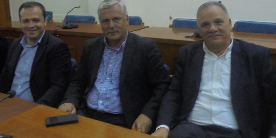 Κοιτώντας πάντα …Δεξιά