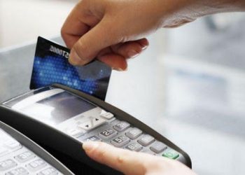 Άρπαξε την τραπεζική κάρτα φιλενάδας της και την …ξετίναξε