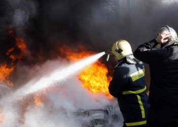 Με το γύρισμα του διακόπτη τυλίχθηκε στις φλόγες ΙΧΕ αυτοκίνητο στα Τρίκαλα