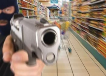 Πανικός σε super market από …πιστολίδι