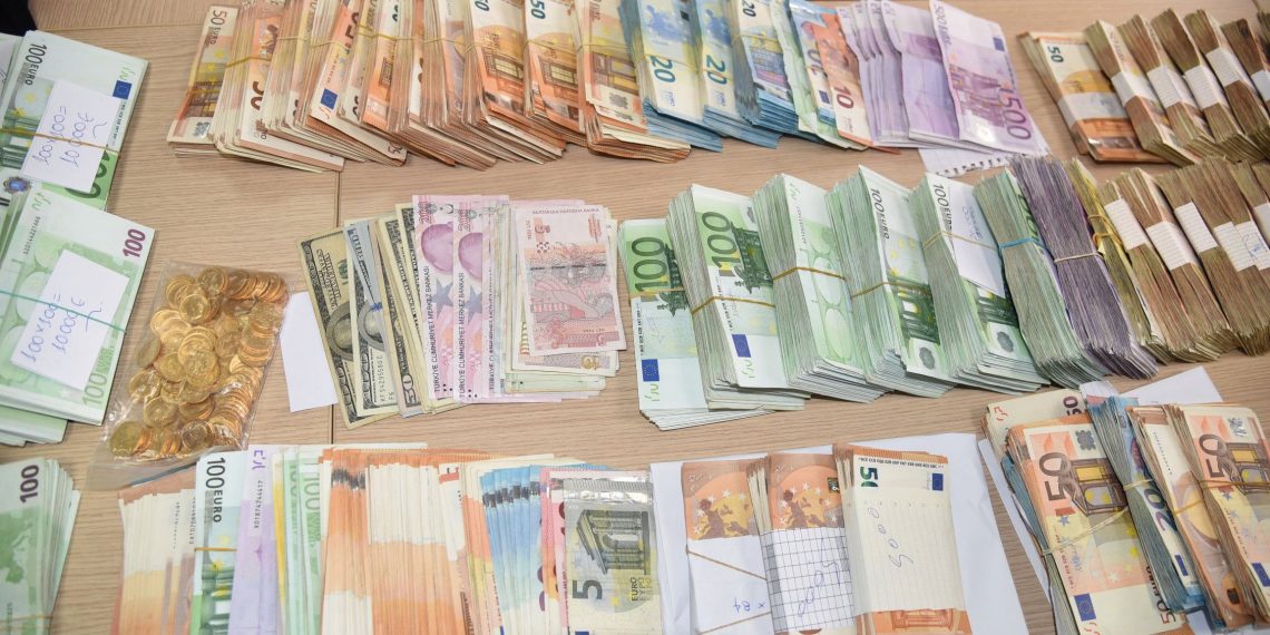 Με την συμμετοχή 2 Αστυνομικών στην εγκληματική οργάνωση