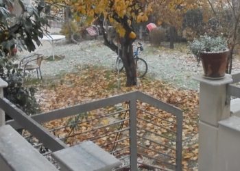 Πρώτες νιφάδες χιονιού και στην πόλη των Τρικάλων