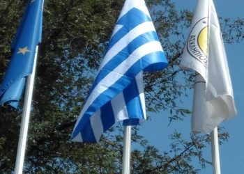 Πρωινό στα Τρίκαλα με φωτιά στις …σημαίες