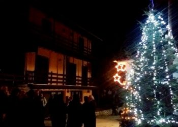 Χριστουγεννιάτικα δέντρα σε φωταγώγηση σε Καλόγηρους και Φήκη