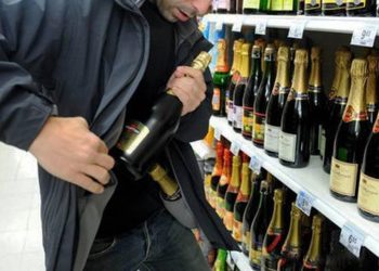 Χειροπέδες λόγω …αλκοόλ