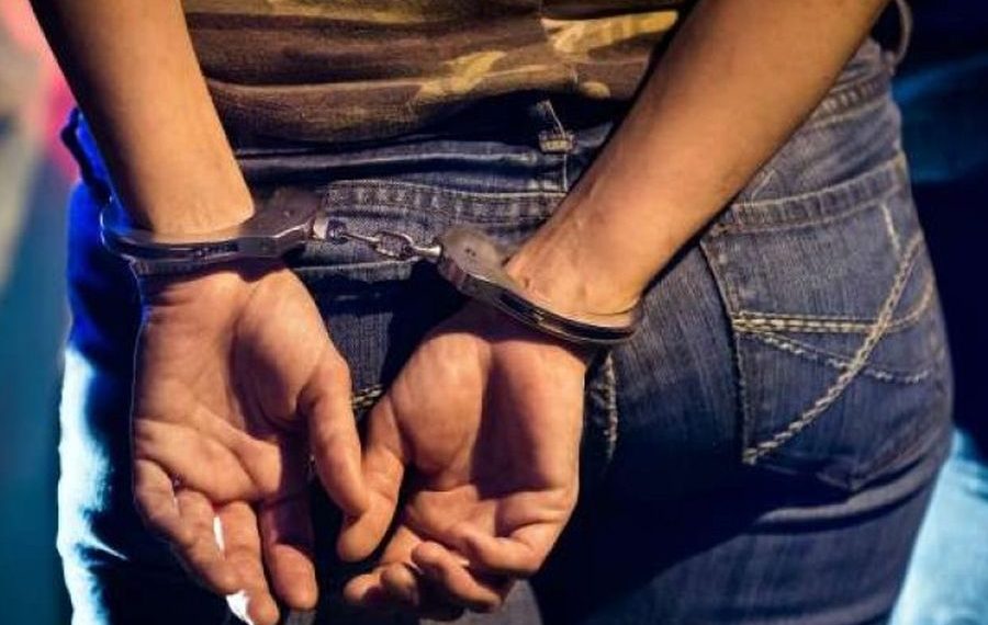 Έφοδος σε οικία και χειροπέδες σε 44χρονη