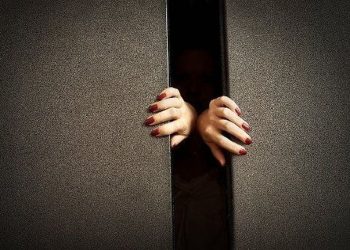 Το bar στα Τρίκαλα και η εγκλωβισμένη νεαρή στο ασανσέρ