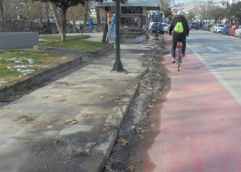 Ακόμη με τα …χιόνια στο κέντρο της πόλης των Τρικάλων