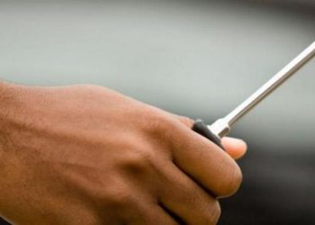 Έβγαλε …κατσαβίδι απέναντι σε Αστυνομικούς