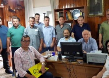 Τα όπλα παραπόδα και το …μαχαίρι υψωμένο