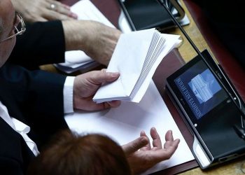 Προκλήθηκε «γαλάζιος» συναγερμός από … ασχετοσύνη Βουλευτών