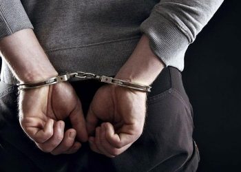 Χειροπέδες για παραβίαση περιορισμών διαμονής