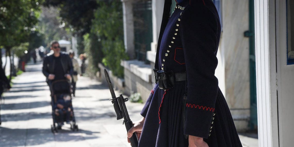 Νεκρός Εύζωνας μέσα στην Μονάδα του