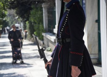 Νεκρός Εύζωνας μέσα στην Μονάδα του