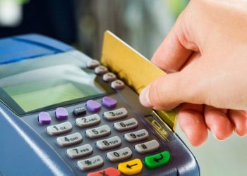 Έκλεψε από 27χρονη προπληρωμένη κάρτα και …ψώνιζε