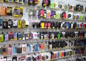 Χειροπέδες για παράνομη πώληση αξεσουάρ κινητών τηλεφώνων