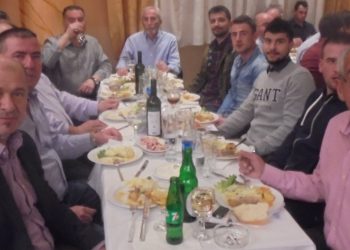Το μήλο κάτω από την μηλιά θα πέσει…