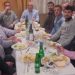 Το μήλο κάτω από την μηλιά θα πέσει…