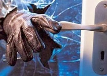 Έσπασε την βιτρίνα εμπορικού καταστήματος για διάρρηξη