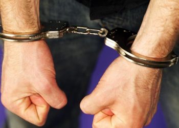 Χειροπέδες σε καταζητούμενο 31χρονο