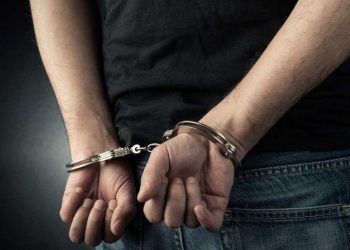 Χειροπέδες σε καταζητούμενο 39χρονο