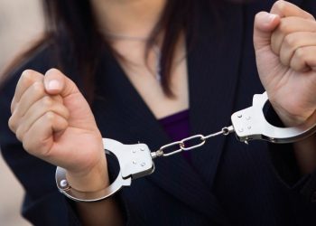 Έφοδος Αστυνομικών και χειροπέδες σε 38χρονη